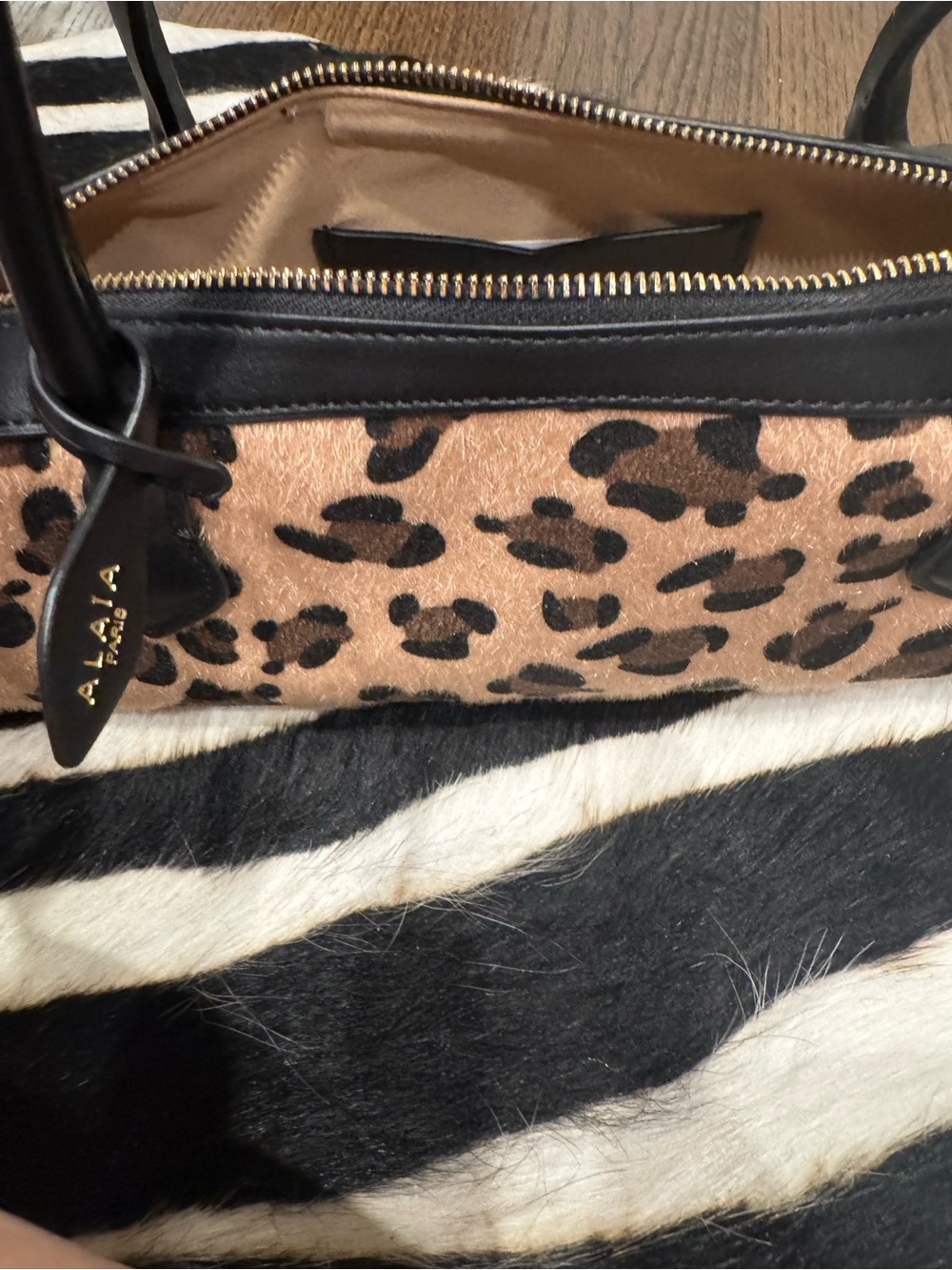 Black Strap Leopard Print Women’s Shoulder Bag - Picture 6 of 9